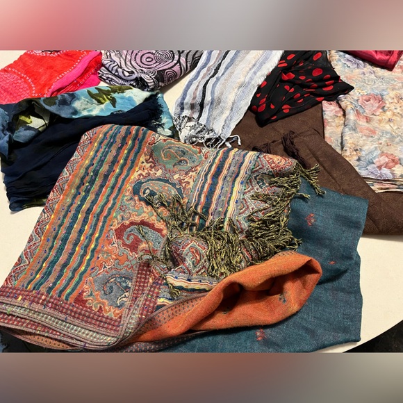 1️⃣3️⃣Lot of 13 Random Scarves—Varying Colors/Sizes/Brands/Materials/Conditions - Picture 5 of 10